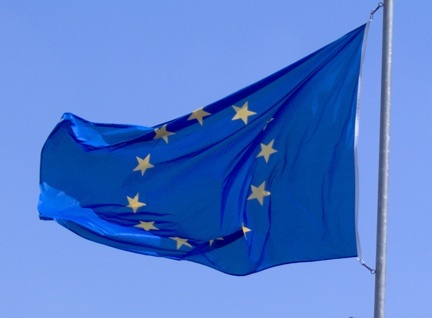 Bandera de la Unión europea donde se proyecta una unión bancaria.