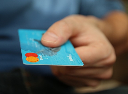 persona utilizando una tarjeta de credito